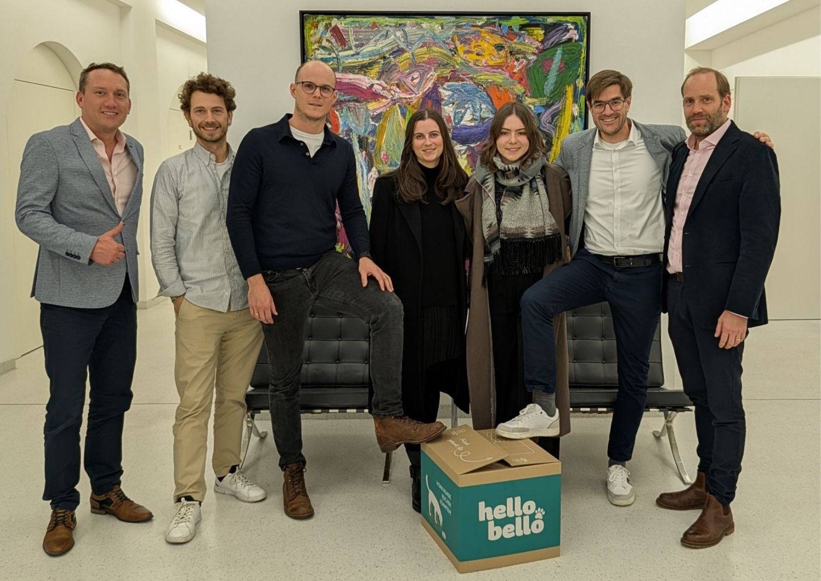 Management-Team von HelloBello gemeinsam mit Vertreter:innen der Investoren aws Gründungsfonds und Hans(wo)men Group